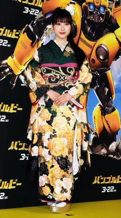 豪華な着物姿でカーペットに登場した土屋太鳳＝都内