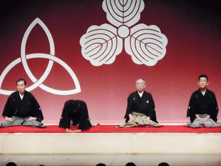 桂きん枝改め四代桂小文枝襲名披露公演の口上に出演した（左から）桂文枝、桂きん枝改め桂小文枝、桂ざこば、三遊亭円楽＝大阪・なんばグランド花月