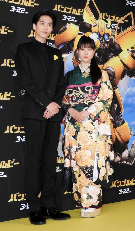 ジャパンプレミアに登場した土屋太鳳（右）と志尊淳＝都内