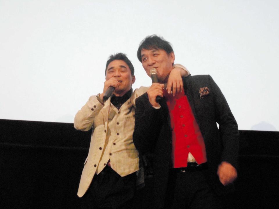 映画の初日舞台あいさつで肩を組む電気グルーヴの石野卓球（左）とピエール瀧容疑者＝２０１５年１２月２６日
