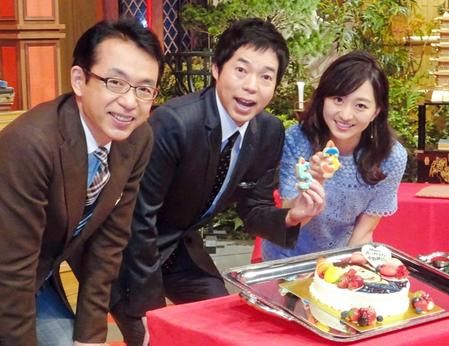 　５３歳の誕生日を迎え、ケーキを前に笑顔の今田耕司（中央）。左は福澤朗、右は片渕茜アナウンサー＝テレビ東京