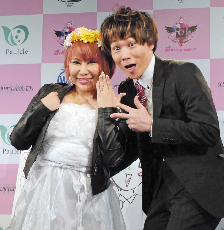 　婚約指輪を見せる浜田ブリトニー（左）と持ちギャグ「ファ～！」を披露する岩見透＝東京・渋谷