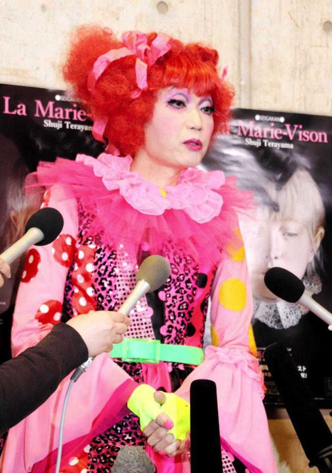 　舞台の役衣装で取材に応じピエール瀧容疑者に苦言を呈した日出郎