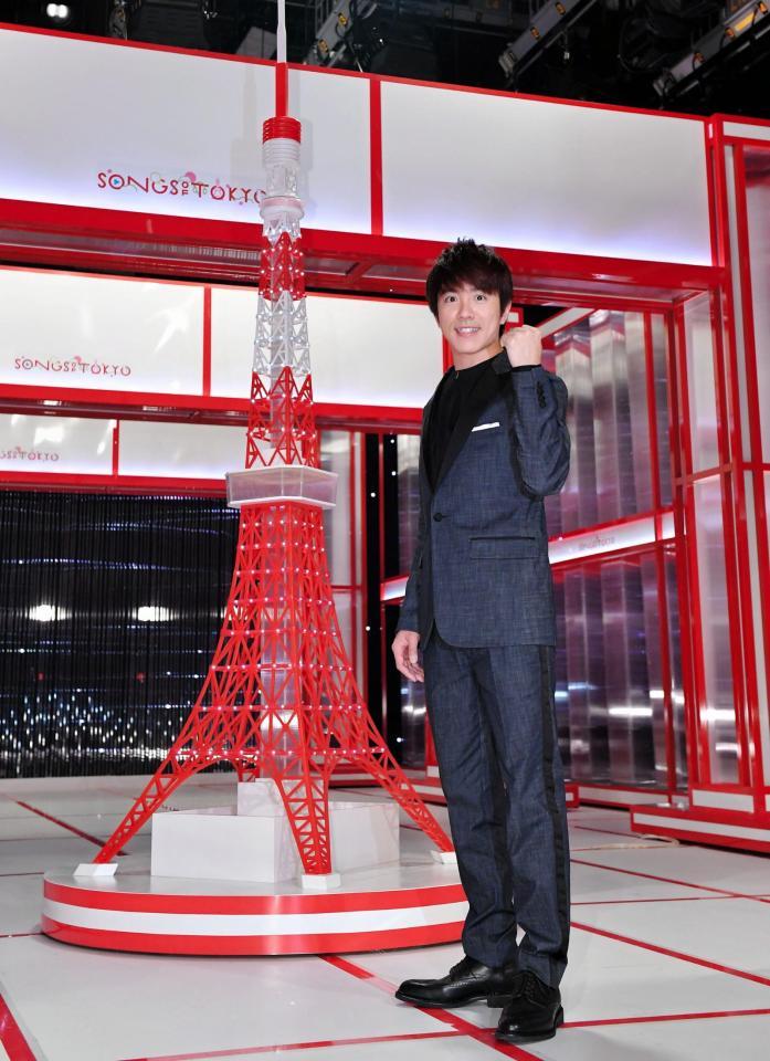 スタジオに作られた東京タワーの前で意気込みを見せる村上信五＝東京都渋谷区のＮＨＫ（撮影・出月俊成）