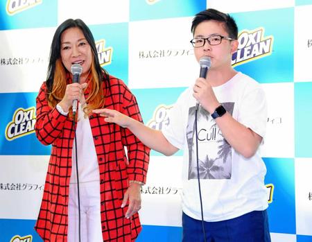 　トークを繰り広げるジャガー横田（左）と息子の木下大維志くん＝ららぽーと豊洲　