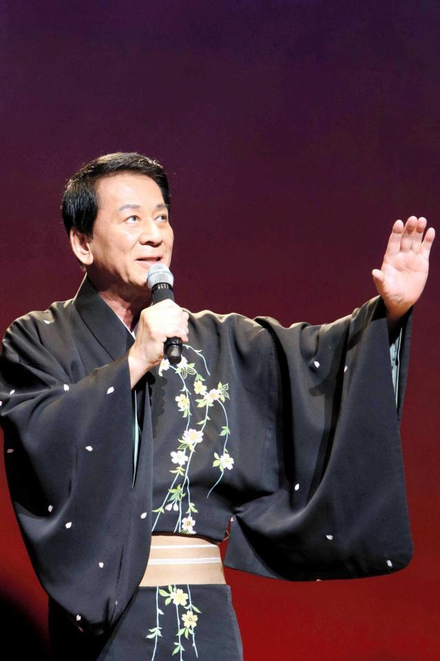 　コンサートで熱唱する杉良太郎＝東京・国立劇場