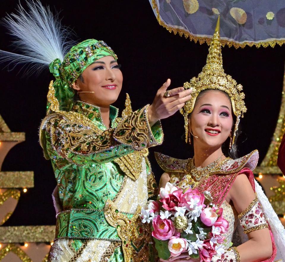 　息の合ったショーを見せる月組トップスター珠城りょう（左）と新トップ娘役・美園さくら＝宝塚大劇場