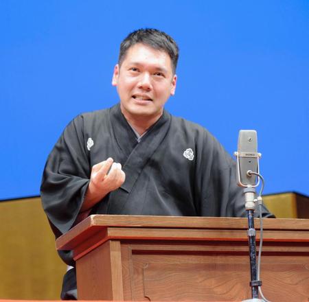 講談「鼓ヶ滝」を熱演する神田松之丞＝東京・浅草公会堂