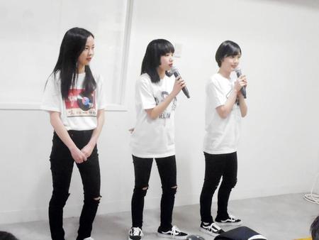 イベントを行ったＭＥＬＬＯＷ　ＭＥＬＬＯＷの（左から）ＨＩＮＡ、ＳＥＮＡ、ＭＡＭＩ＝大阪・梅田