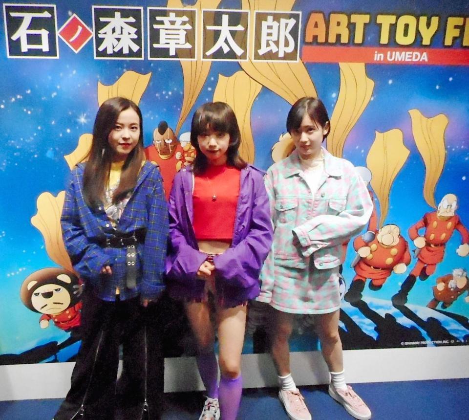 　イベントを行ったＭＥＬＬＯＷ　ＭＥＬＬＯＷの（左から）ＨＩＮＡ、ＳＥＮＡ、ＭＡＭＩ＝大阪・梅田