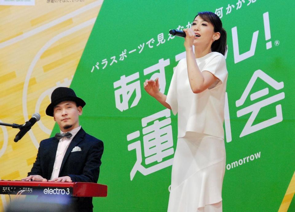 パラスポーツの運動会でミニライブを行った龍真咲（右）と木下航志＝東京・日本財団パラアリーナ