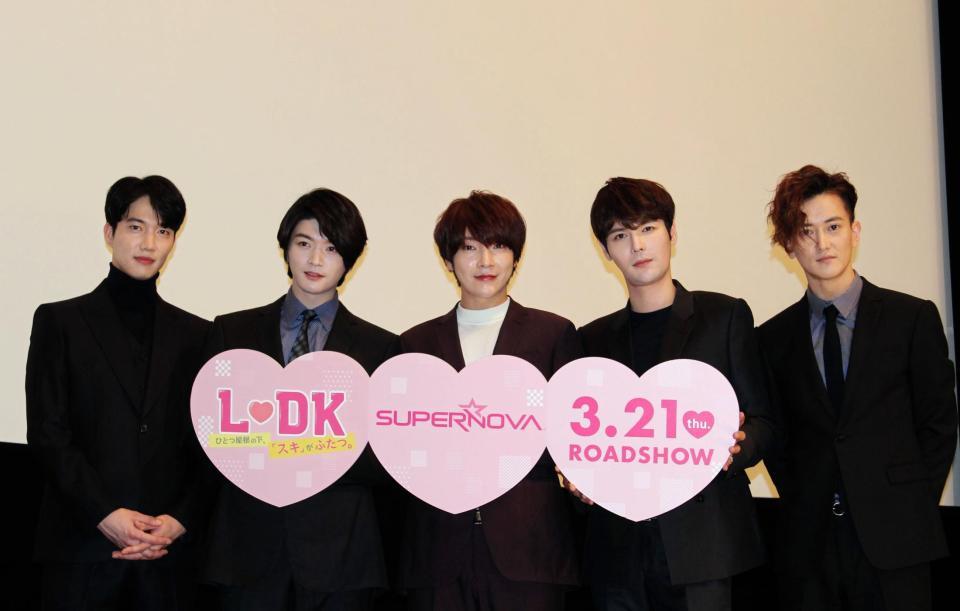 　舞台あいさつを行ったＳＵＰＥＲＮＯＶＡ（左から）ゴニル、ソンジェ、ユナク、ジヒョク、グァンス＝都内