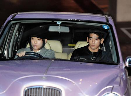 内田裕也さんの自宅マンショから車で引き揚げる娘の内田也哉子（左）と孫のＵＴＡ＝都内（撮影・開出牧）