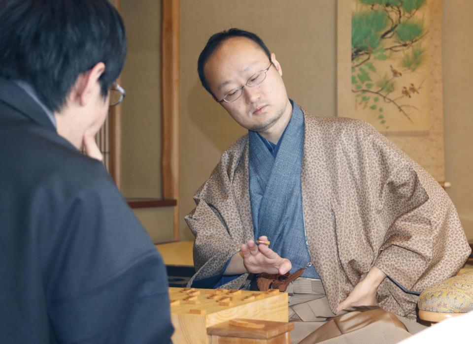 　第４４期棋王戦第４局で広瀬章人竜王（左）を破り７連覇を達成した渡辺明棋王