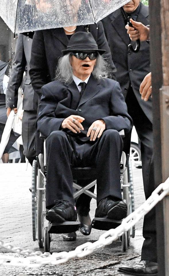 樹木希林さん葬儀会場に車いすで入る内田裕也さん＝２０１８年９月３０日