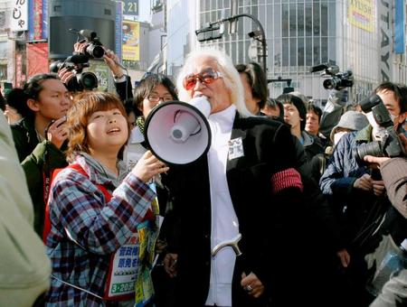 　東日本大震災被災地への募金強力を呼びかける内田裕也さん＝２０１１年３月