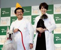 愛犬と登場した具志堅用高氏（左）と南明奈＝都内