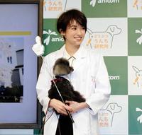 愛犬ちーちゃんと登場した南明奈＝都内