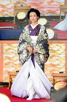 豪華な着物を見にまとい「大奥ランウェイ」を歩く鈴木保奈美＝東京・フジテレビ（撮影・開出牧）