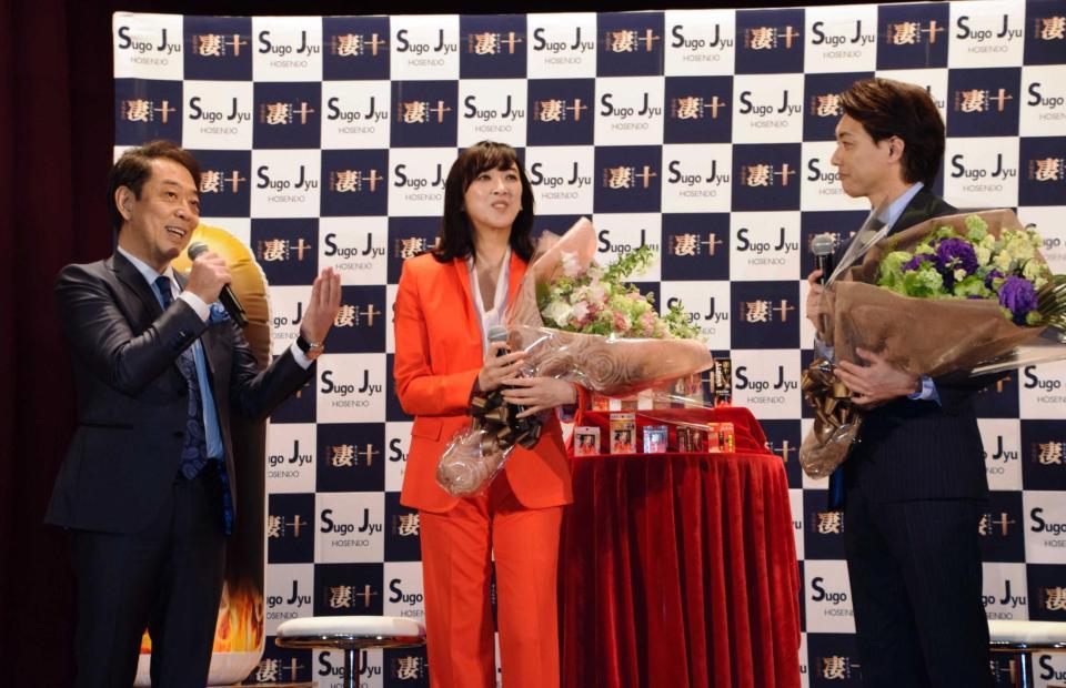 　沢田昭紀社長（左）から花束を贈られる紫吹淳（中央）と金子昇＝東京・日比谷