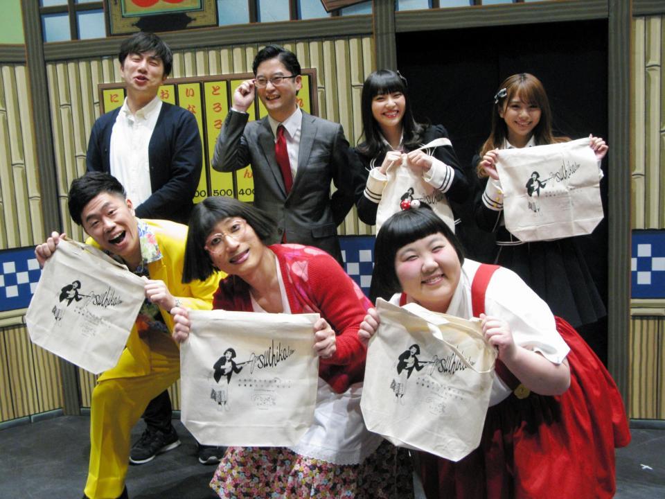 謎解きゲームの内覧会に登場した（前列左から）吉田裕、すっちー、酒井藍、（後列左から）ランパンプス・寺内ゆうき、田畑藤本・藤本淳史、ＮＭＢ48の堀詩音、磯佳奈江＝大阪市内