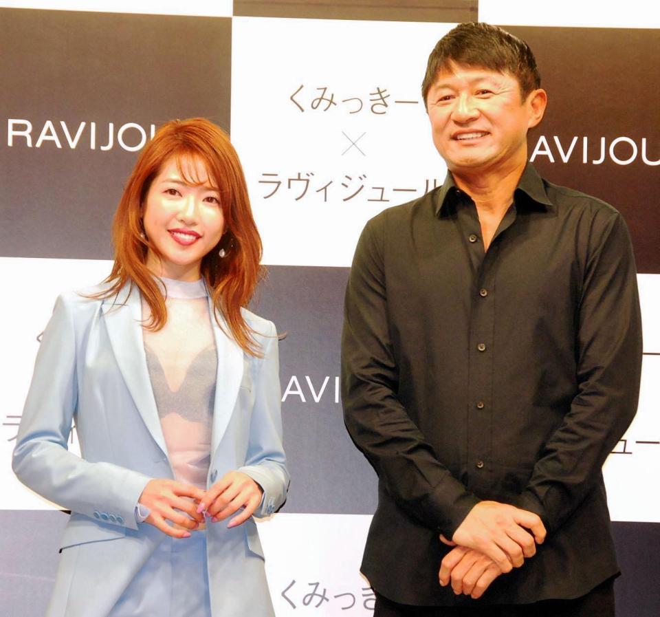 ランジェリー姿をお披露目した“くみっきー”こと舟山久美子（左）と応援に駆けつけた武田修宏＝東京・南青山のＷＡＬＬ＆ＷＡＬＬ