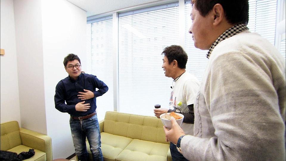 月亭方正（左）の楽屋に突入する浜田雅功（中央）と渡辺徹（Ｃ）ＭＢＳ