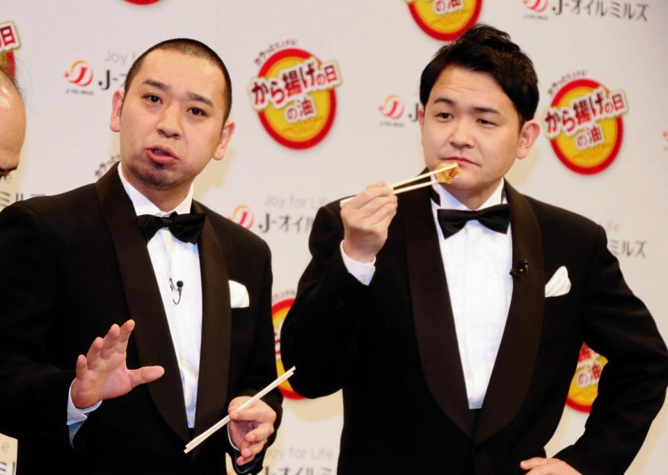 から揚げを試食する千鳥の大悟（左）とノブ＝東京・渋谷