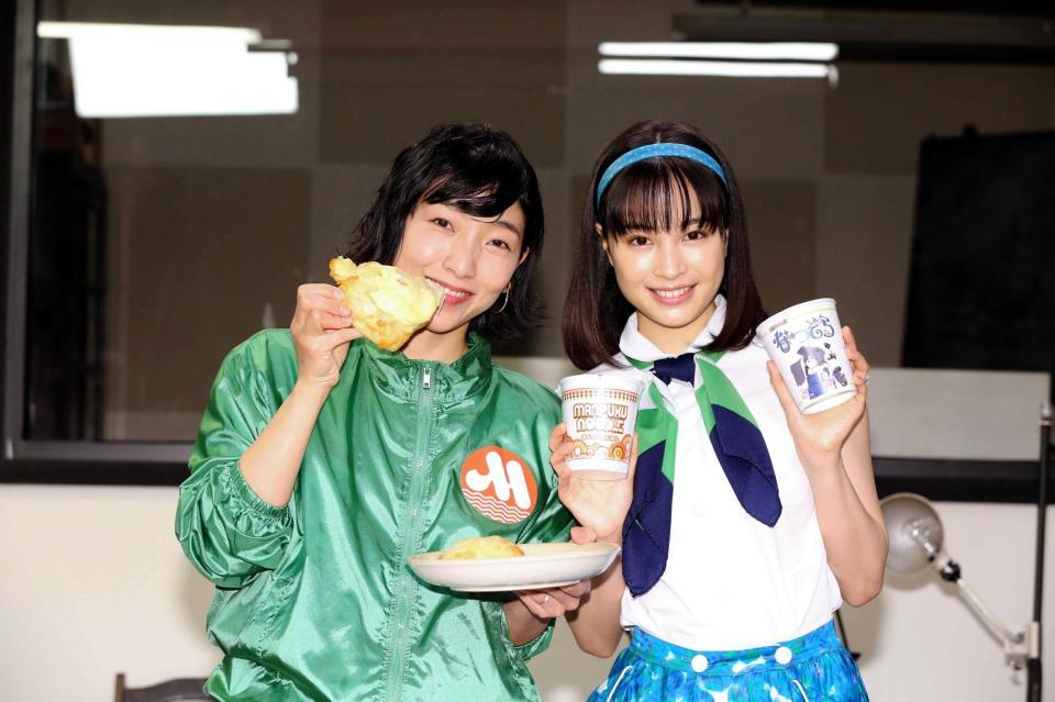 朝ドラのヒロインバトンタッチセレモニーでプレゼント交換した安藤サクラ（左）と広瀬すず＝東京・ＮＨＫ