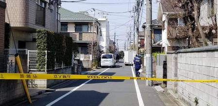 規制線が張られた事件現場付近の住宅地＝都内（撮影・小川泰平）