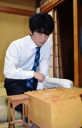 　大逆転勝利を収め、感想戦を行う藤井聡太七段＝東京・将棋会館