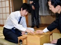 　大逆転勝利を収め、感想戦を行う藤井聡太七段（左）＝東京・将棋会館