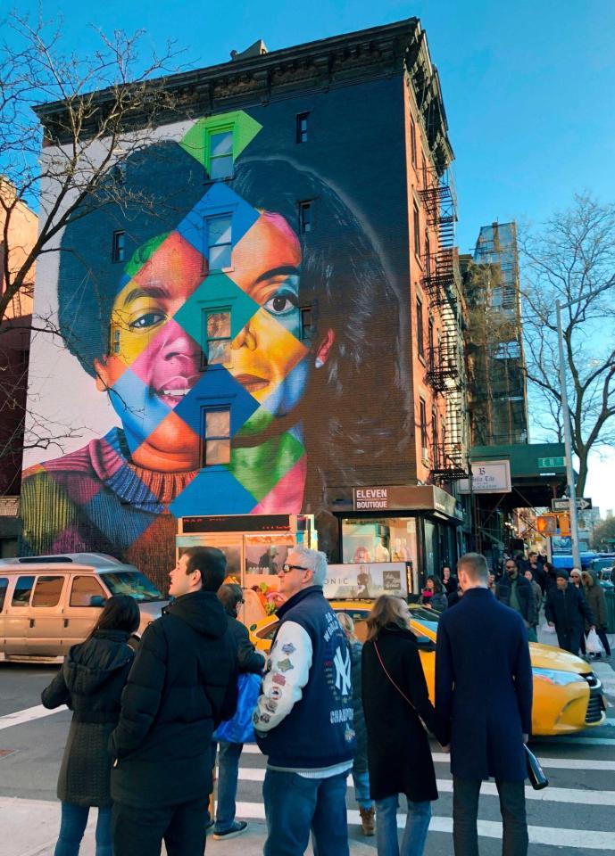 　論争が広がっている、米ニューヨーク・イーストビレッジのマイケル・ジャクソンさんの壁画＝２３日（共同）  