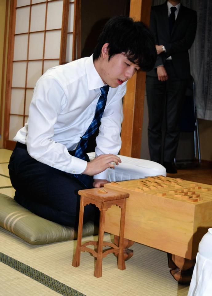 　大逆転勝利を収め、感想戦を行う藤井聡太七段＝東京・将棋会館