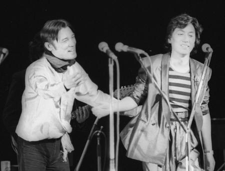 　日劇ウエスタンカーニバルに出演した萩原健一さん。右は沢田研二＝１９８１年１月