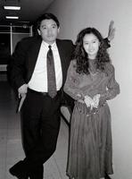 大河ドラマ出演で工藤夕貴（右）とポーズをとる萩原健一さん＝１９９０年４月１７日