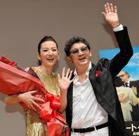 リカ夫人（左）と映画のトークショーに出演した萩原健一さん＝２０１４年８月