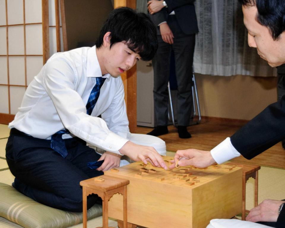 　大逆転勝利を収め、感想戦を行う藤井聡太七段（左）＝東京・将棋会館