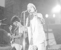 　コンサートで歌う萩原健一さん＝１９８２年７月