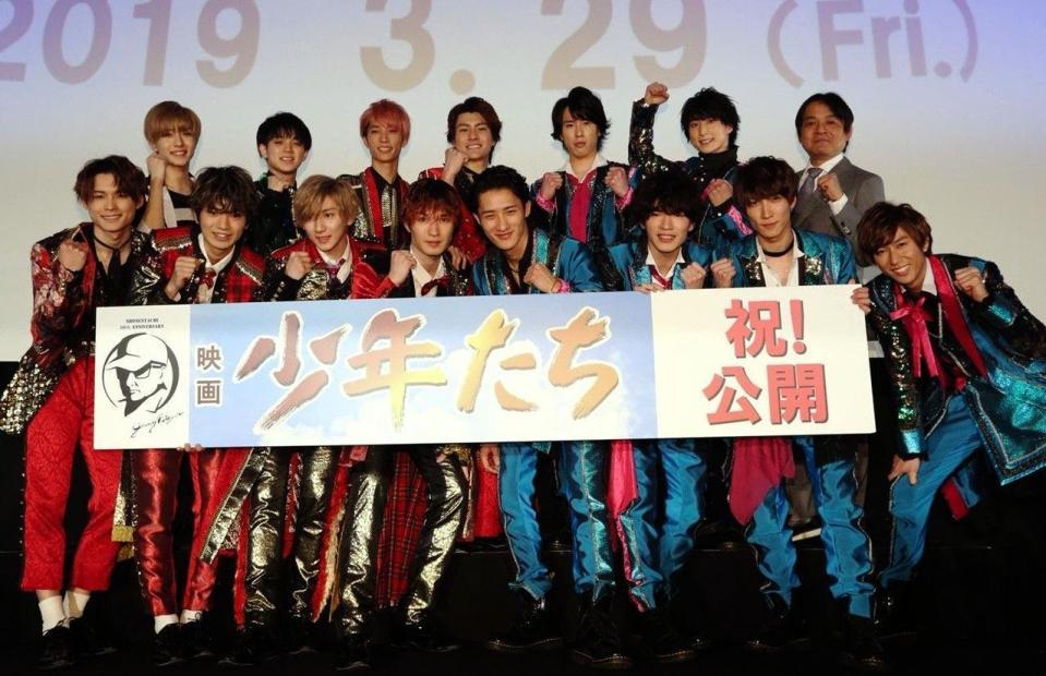 舞台挨拶に登場した（前列左から３人目の）京本大我、（同４人目の）ジェシーら＝丸の内ピカデリー　