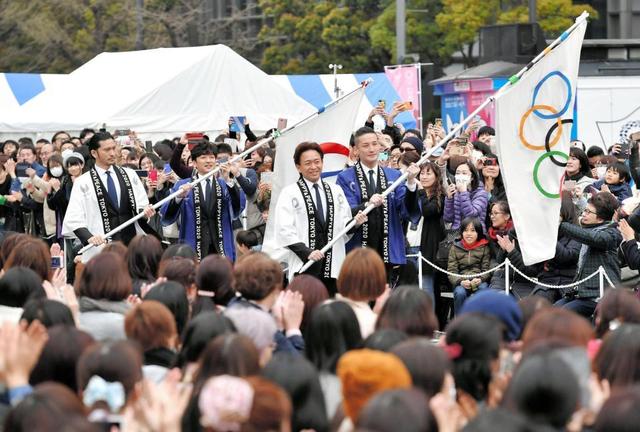 ｔｏｋｉｏ 東京駅前で五輪旗を掲げる 長瀬 この時代に生きられてうれしい 芸能 デイリースポーツ Online