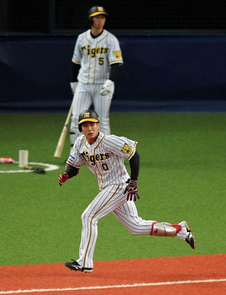 　１回、一塁へ駆け出す木浪。奥は次打者の近本