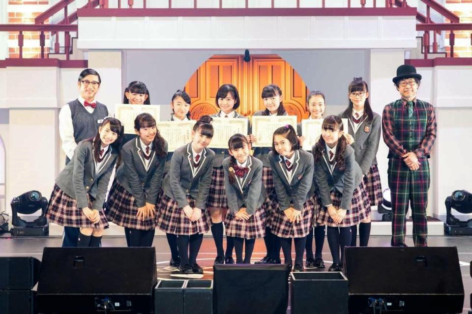 　卒業公演を行ったさくら学院の（前列左から）有友緒心、藤平華乃、白鳥沙南、野崎結愛、野中ここな、森萌々穂（後列左から）森ハヤシ先生、田中美空、日高麻鈴、新谷ゆづみ、麻生真彩、八木美樹、吉田爽葉香、倉本美津留校長先生＝神奈川県民ホール