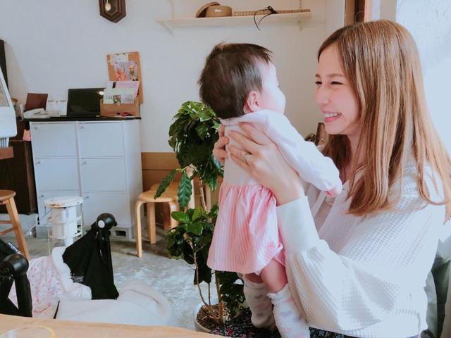 丸高愛実 娘抱き上げほほ笑む 夫柿谷似との反響も 芸能 デイリースポーツ Online