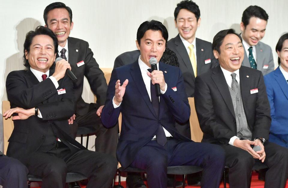 平成最後のドラマ出演に意気込む福山雅治（中央）＝東京都新宿区の赤城神社（撮影・園田高夫）