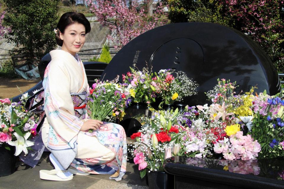 島倉千代子さんの墓に花をそなえる市川由紀乃＝東京・北品川の東海寺大山墓地