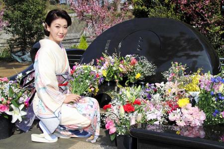　島倉千代子さんの墓に花をそなえる市川由紀乃