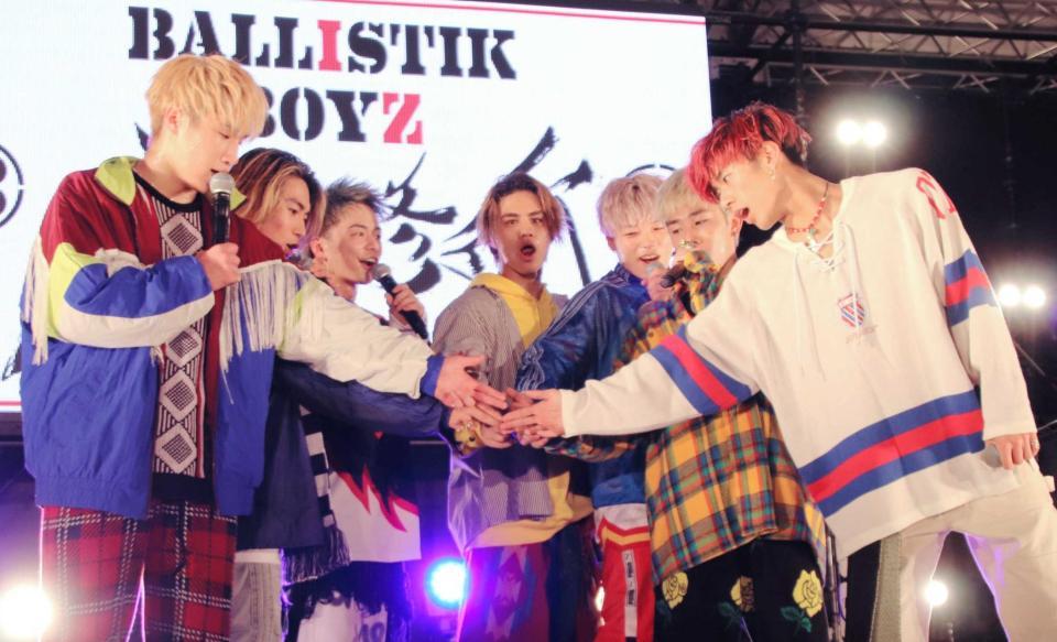 　デビューを報告して円陣で気合を入れるＢＡＬＬＩＳＴＩＫ　ＢＯＹＺ＝東京・台場