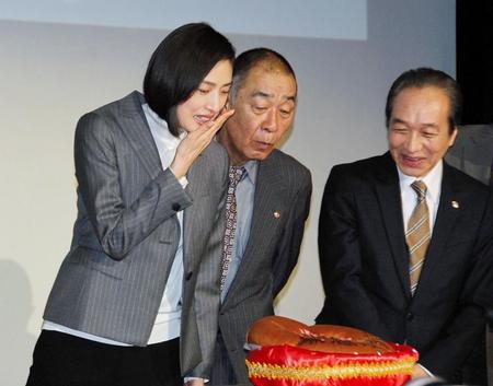 「あんぱんの日」にちなんだ巨大あんぱんに驚く天海祐希（左）、でんでん、小日向文世＝ＴＯＨＯシネマズ六本木ヒルズ