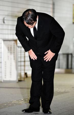 ピエール瀧被告は報道陣の前で謝罪し頭を下げる＝東京湾岸警察署（撮影・開出牧）